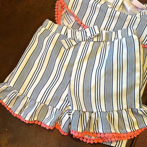 Little lass short set size 5 excellent condition worn once - Picture 3 of 3